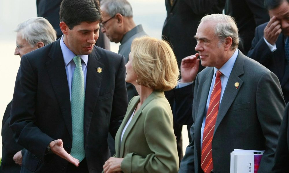 Trump's Fed chair nominee's return sparks bitcoin jitters over rates, balance sheet cuts