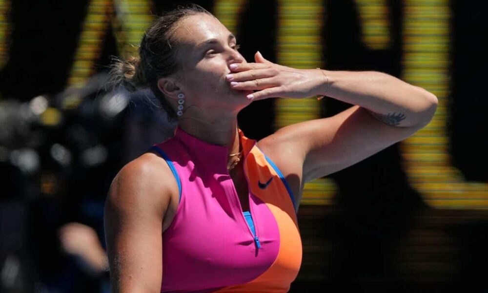 Top seeds Alcaraz and Sabalenka breeze through