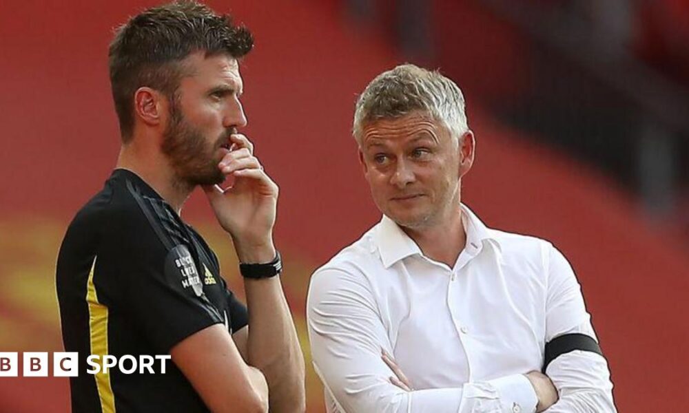 Michael Carrick and Ole Gunnar Solskjaer in conversation