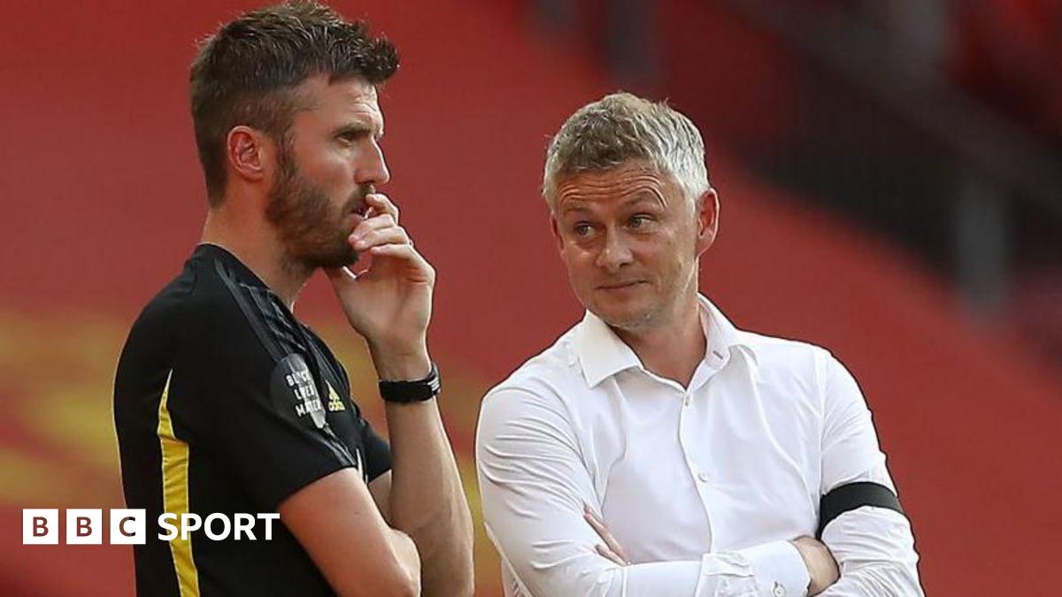 Michael Carrick and Ole Gunnar Solskjaer in conversation