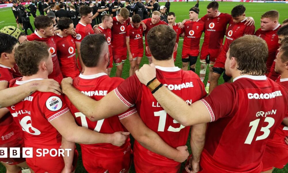 Wales in a huddle after their Principality Stadium defeat by New Zealand