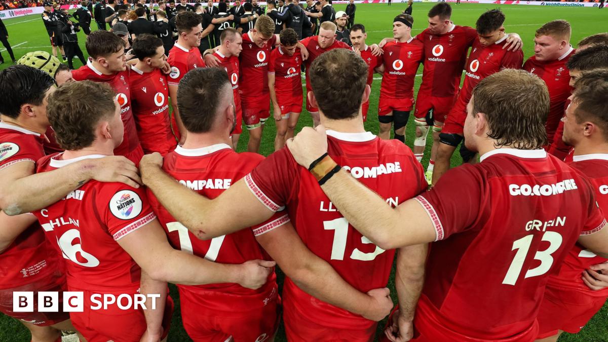 Wales in a huddle after their Principality Stadium defeat by New Zealand