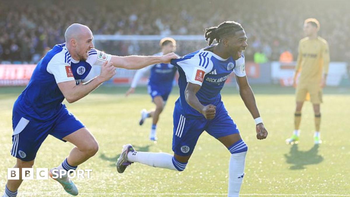 Crystal Palace players celebrate lifting the FA Cup