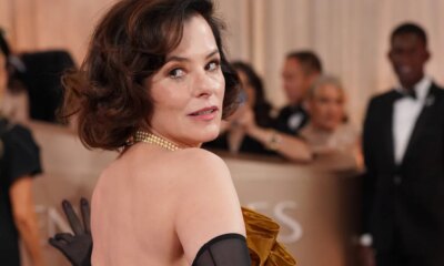 Golden Globes 2026: Parker Posey's Red Carpet Look Was A Show-Stopper