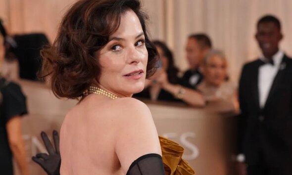 Golden Globes 2026: Parker Posey's Red Carpet Look Was A Show-Stopper
