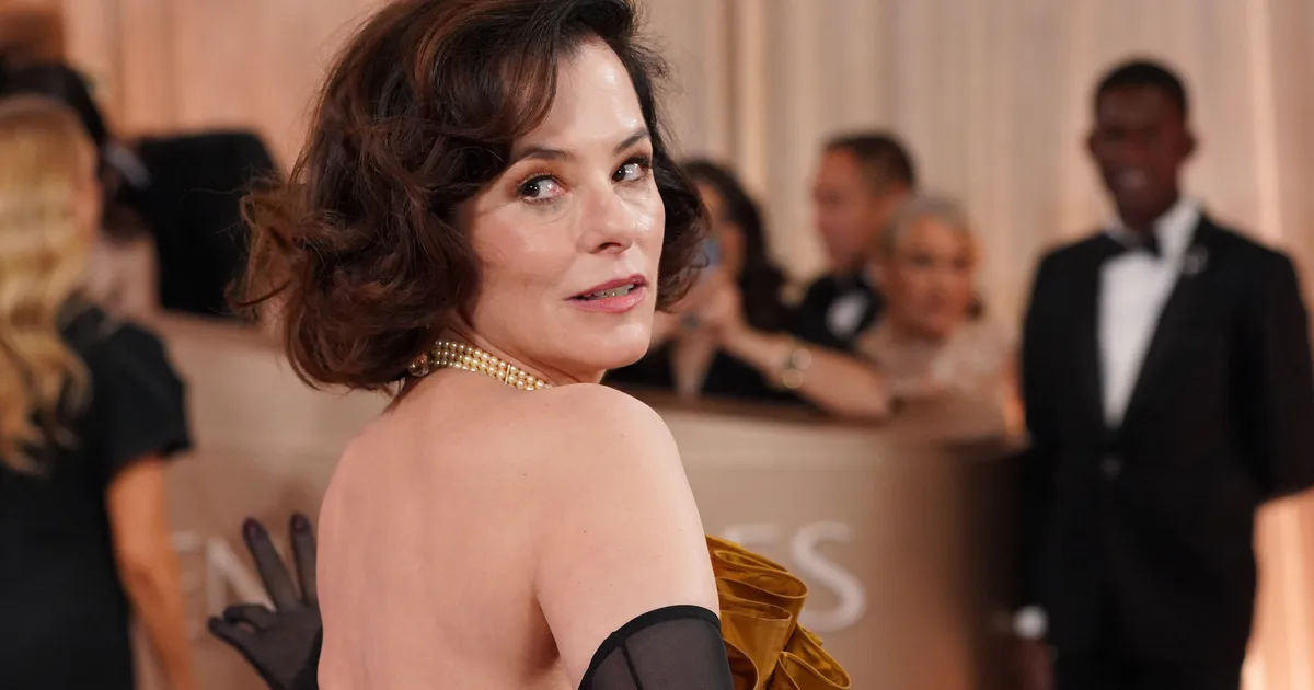 Golden Globes 2026: Parker Posey's Red Carpet Look Was A Show-Stopper
