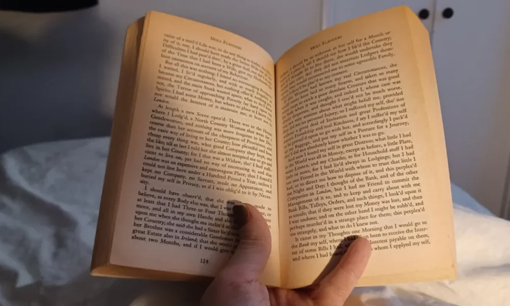 Does Reading In Bed Really Help You Sleep? I Tried It