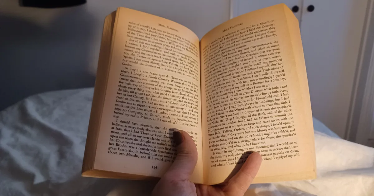 Does Reading In Bed Really Help You Sleep? I Tried It