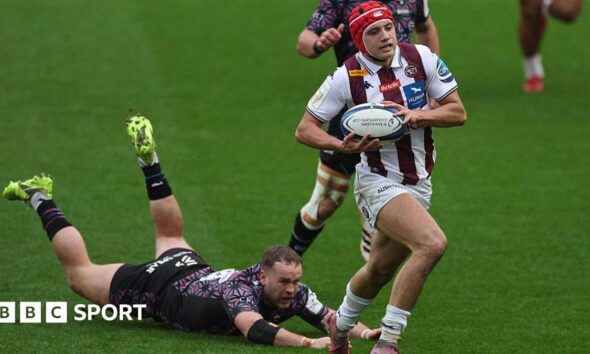 Louis Bielle-Biarrey scores a try