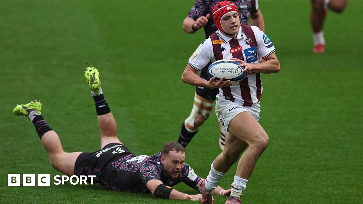Louis Bielle-Biarrey scores a try