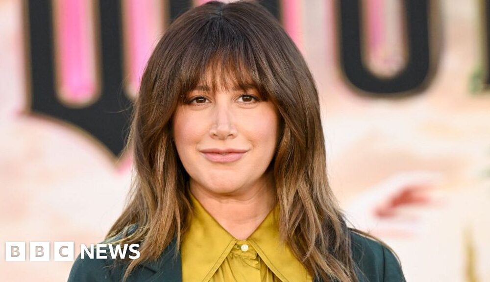 Actress and singer says she quit her 'toxic mom group'