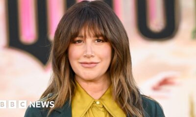 Actress and singer says she quit her 'toxic mom group'