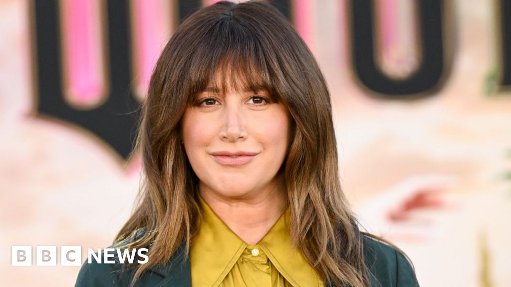 Actress and singer says she quit her 'toxic mom group'