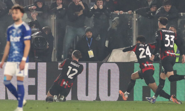 COMO, ITALY - JANUARY 15: Adrien Rabiot of AC Milan celebrates with his team-mates after scoring their team's third goal during the Serie A match between Como 1907 and AC Milan at Giuseppe Sinigaglia Stadium on January 15, 2026 in Como, Italy. (Photo by Marco Luzzani/Getty Images)