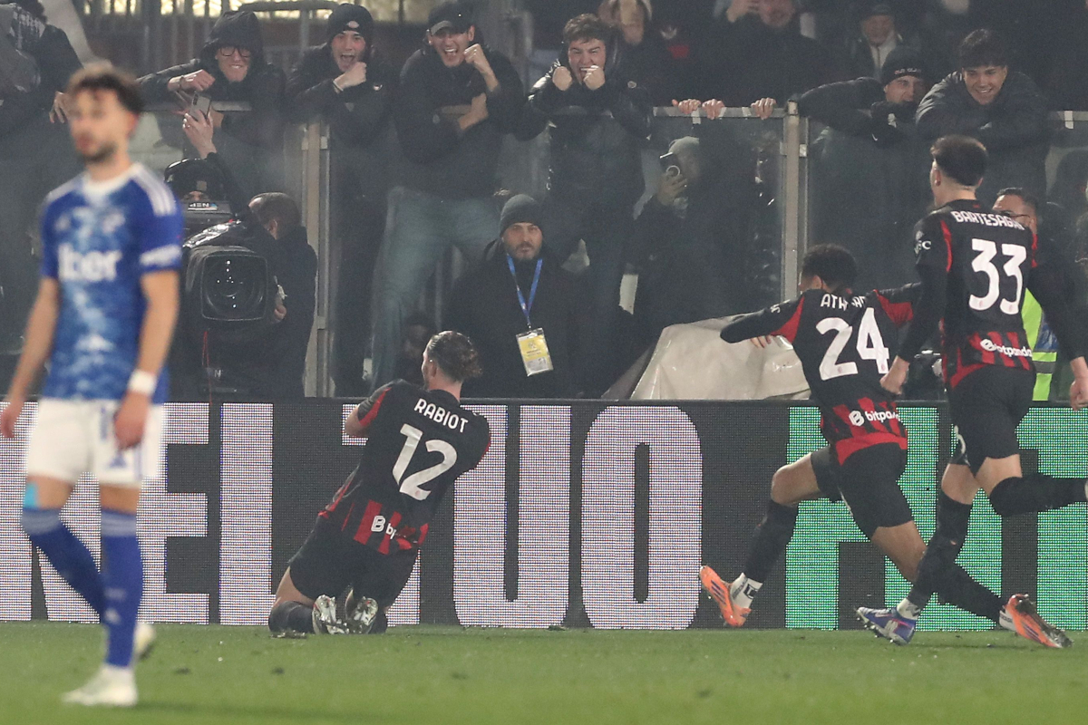 COMO, ITALY - JANUARY 15: Adrien Rabiot of AC Milan celebrates with his team-mates after scoring their team's third goal during the Serie A match between Como 1907 and AC Milan at Giuseppe Sinigaglia Stadium on January 15, 2026 in Como, Italy. (Photo by Marco Luzzani/Getty Images)