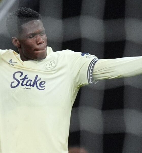 Hosts miss chance to close gap on Arsenal