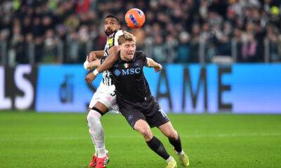 TURIN, ITALY - JANUARY 25: Rasmus Hojlund of SSC Napoli is challenged by Bremer of Juventus during the Serie A match between Juventus FC and SSC Napoli at Juventus Stadium on January 25, 2026 in Turin, Italy. (Photo by Valerio Pennicino/Getty Images)