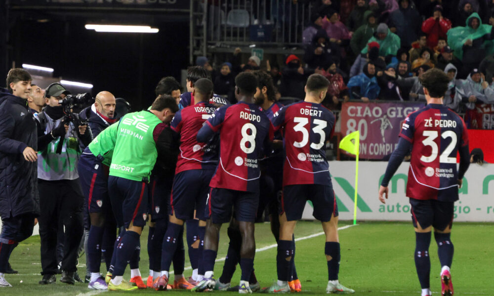 CAGLIARI, ITALY - JANUARY 17: Luca Mazzittelli of Cagliari celebrates his goal 1-0 with the team-mates during the Serie A match between Cagliari Calcio and Juventus FC at Stadio Sant'Elia on January 17, 2026 in Cagliari, Italy. (Photo by Enrico Locci/Getty Images)