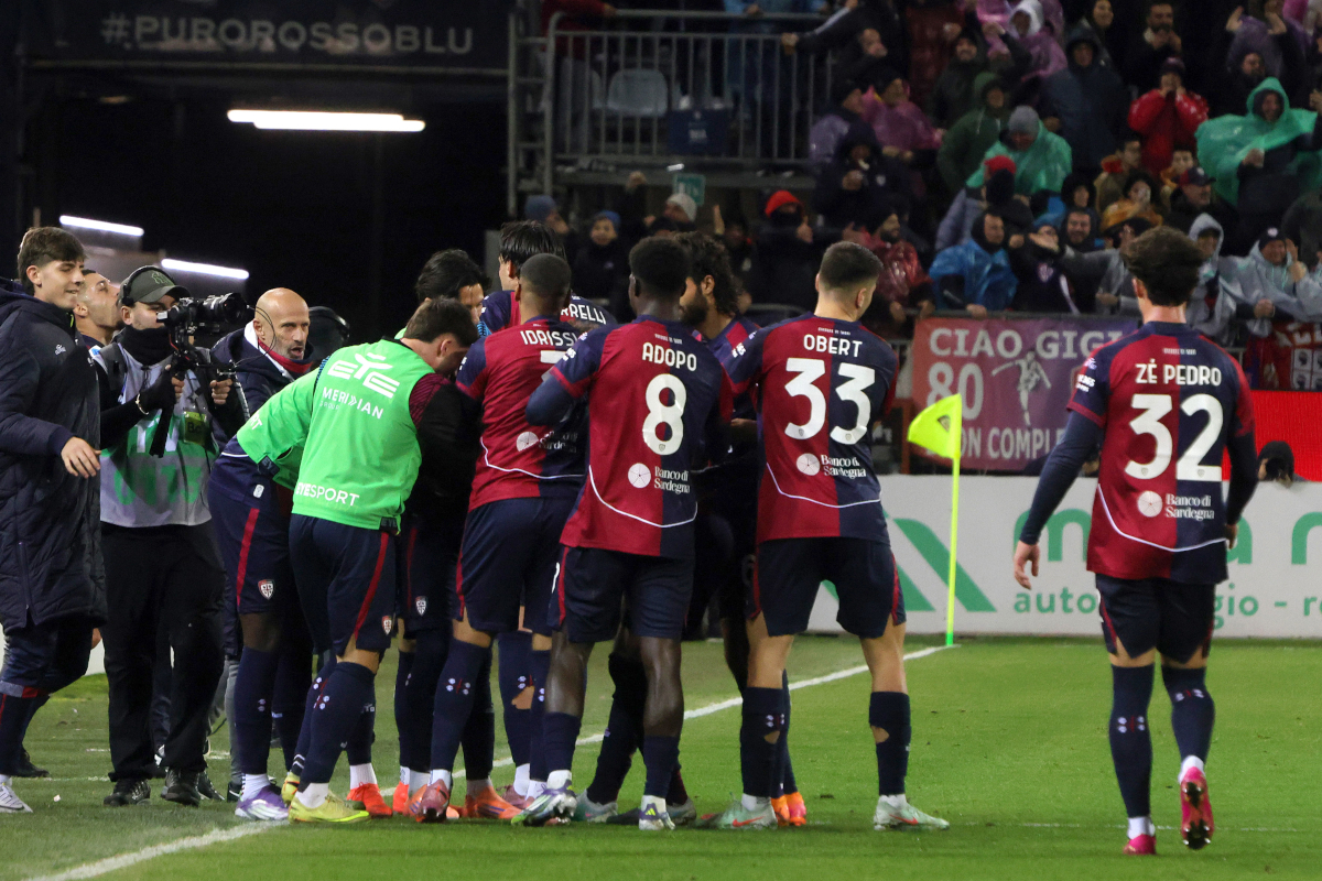 CAGLIARI, ITALY - JANUARY 17: Luca Mazzittelli of Cagliari celebrates his goal 1-0 with the team-mates during the Serie A match between Cagliari Calcio and Juventus FC at Stadio Sant'Elia on January 17, 2026 in Cagliari, Italy. (Photo by Enrico Locci/Getty Images)