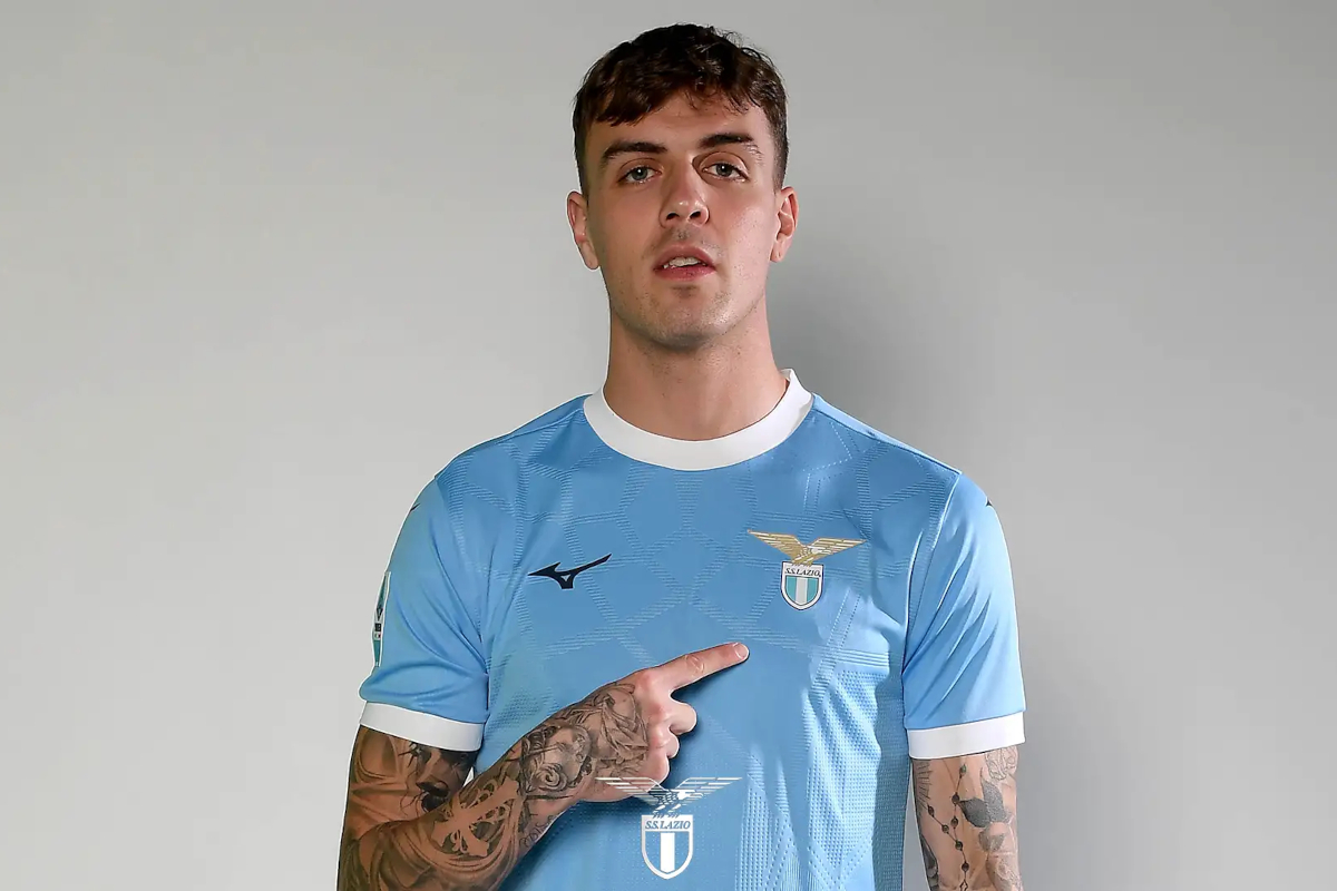 Daniel Maldini wears the Lazio jersey