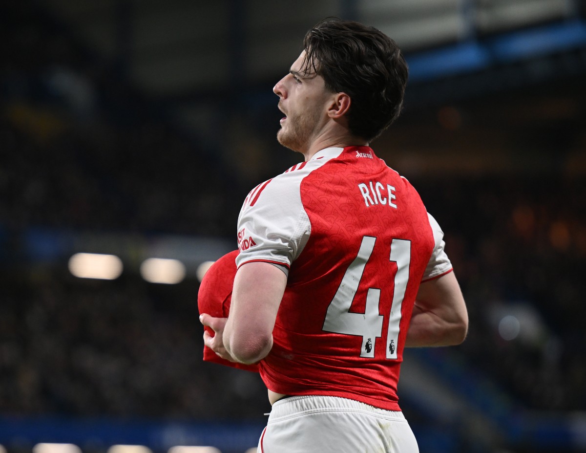 Declan Rice preparing to take a throw-in for Arsenal