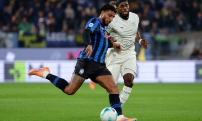 BERGAMO, ITALY - OCTOBER 19: Ederson of Atalanta BC passes the ball under pressure from Nuno Tavares of Lazio during the Serie A match between Atalanta BC and SS Lazio at Gewiss Stadium on October 19, 2025 in Bergamo, Italy. (Photo by Francesco Scaccianoce/Getty Images)