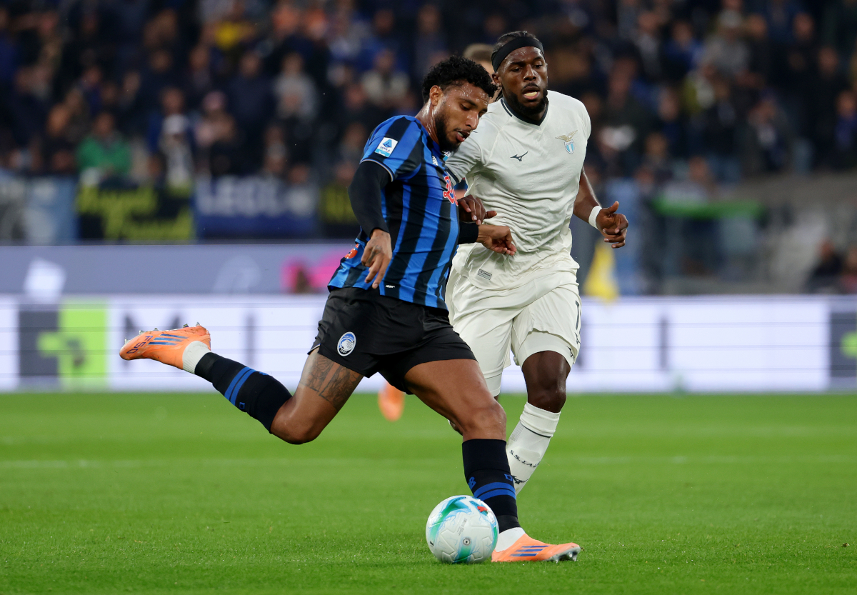 BERGAMO, ITALY - OCTOBER 19: Ederson of Atalanta BC passes the ball under pressure from Nuno Tavares of Lazio during the Serie A match between Atalanta BC and SS Lazio at Gewiss Stadium on October 19, 2025 in Bergamo, Italy. (Photo by Francesco Scaccianoce/Getty Images)
