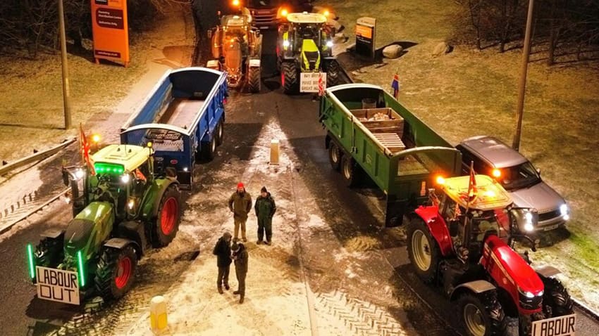Farmers stage midnight blockade of supermarket depots over prices