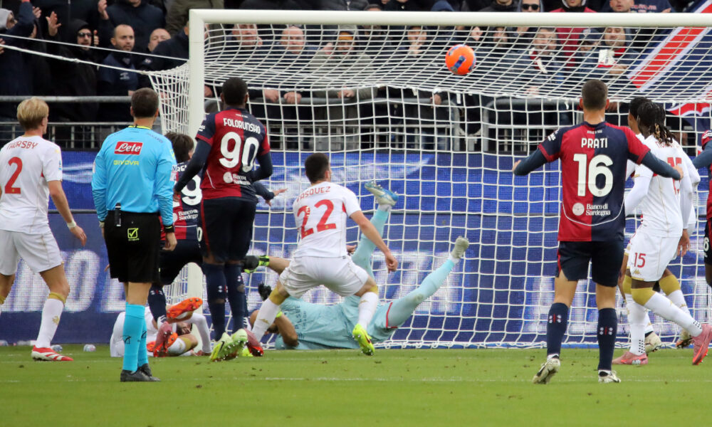 CAGLIARI, ITALY - NOVEMBER 22: Gennaro Borrelli of Cagliari scores his goal 3-2 during the Serie A match between Cagliari Calcio and Genoa CFC at Stadio Sant