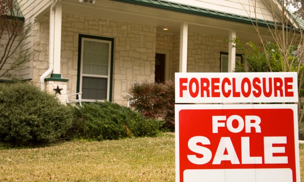 Banks take back 367,000 homes in foreclosure surge across US