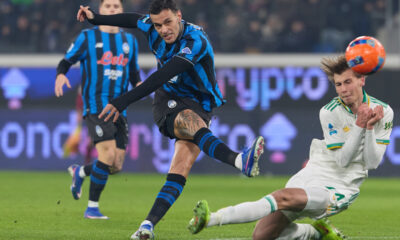 BERGAMO, ITALY - JANUARY 03: Gianluca Scamacca of Atalanta kicks the ball during the Serie A match between Atalanta BC and AS Roma at New Balance Arena on January 03, 2026 in Bergamo, Italy. (Photo by Emmanuele Ciancaglini/Getty Images)