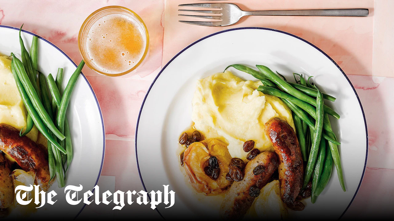 Baked sausages with apples and onions, and cheddar mash recipe
