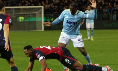 CAGLIARI, ITALY - JANUARY 17: Jonathan David of Juventus in contrast with Yerry Mina of Cagliari during the Serie A match between Cagliari Calcio and Juventus FC at Stadio Sant'Elia on January 17, 2026 in Cagliari, Italy. (Photo by Enrico Locci/Getty Images)