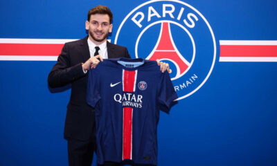Khvicha Kvaratskhelia holds up his PSG shirt after signing from Serie A side Napoli (@PSG_Inside)