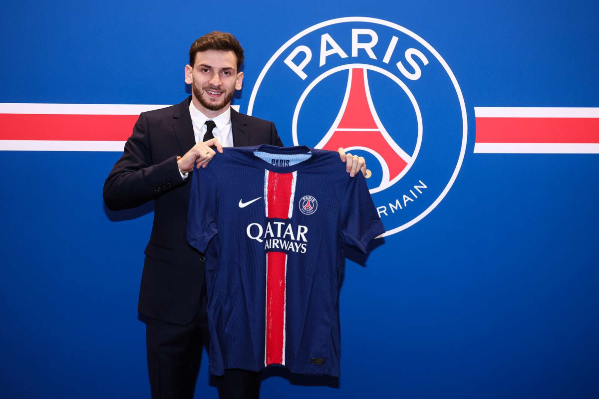 Khvicha Kvaratskhelia holds up his PSG shirt after signing from Serie A side Napoli (@PSG_Inside)