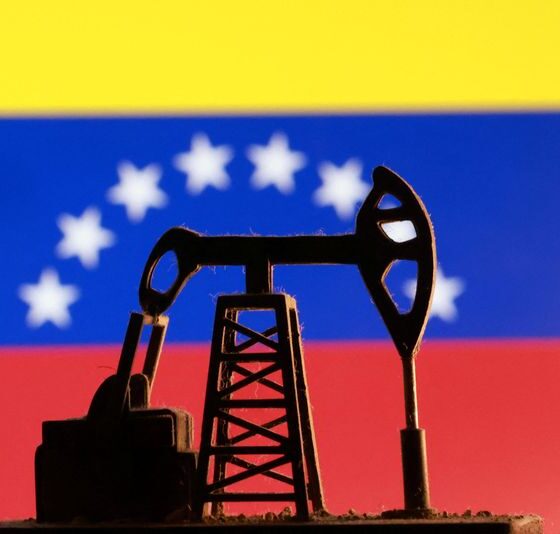 Companies scramble to secure ships, assemble operations to transfer Venezuelan oil, sources say