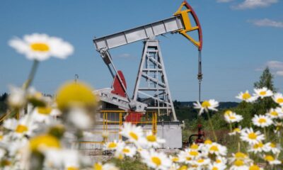 Oil steady, investors weigh Venezuela export resumption versus potential Iran supply disruption