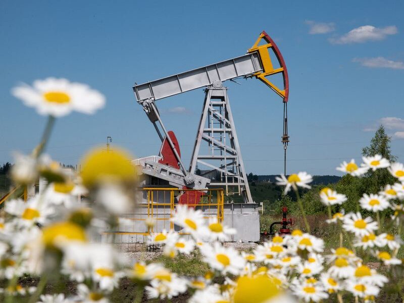 Oil steady, investors weigh Venezuela export resumption versus potential Iran supply disruption