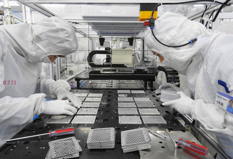 China’s December youth jobless rate drops to 16.5%