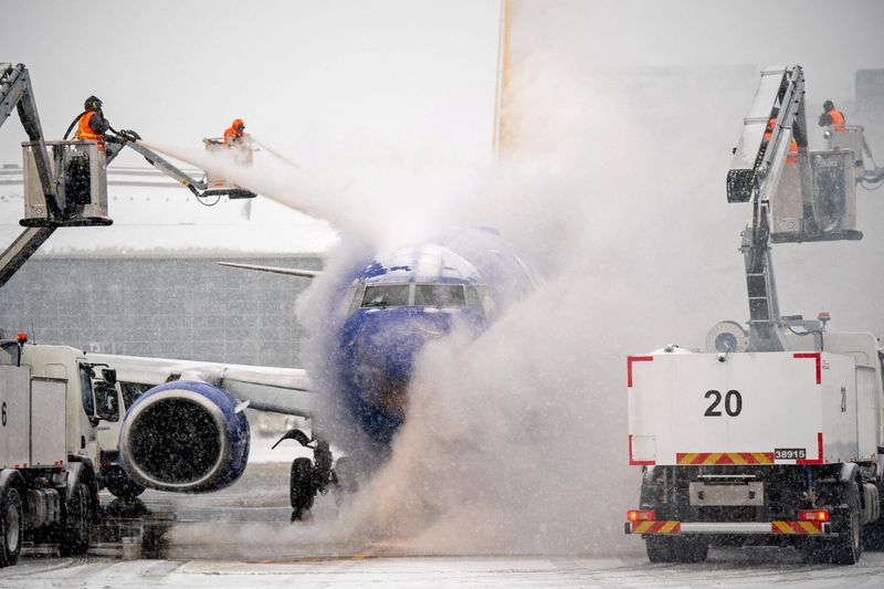 Thousands of flights canceled ahead of U.S. winter storm