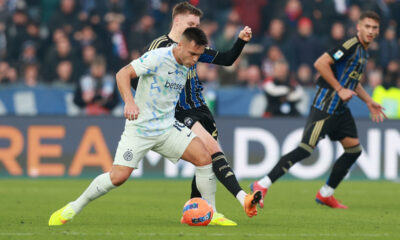 PISA, ITALY - NOVEMBER 30: Lautaro Martinez of FC Internazionale in action against Michel Aebischer of Pisa Sporting Club during the Serie A match between Pisa SC and FC Internazionale at Arena Garibaldi on November 30, 2025 in Pisa, Italy. (Photo by Gabriele Maltinti/Getty Images)