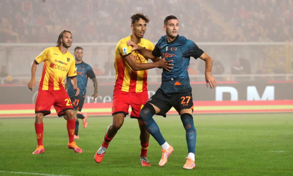 LECCE, ITALY - OCTOBER 28: Tiago Gabriel of US Lecce competes for the ball with Lorenzo Lucca of SSC Napoli during the Serie A match between US Lecce and SSC Napoli at Stadio Via del Mare on October 28, 2025 in Lecce, Italy. (Photo by Maurizio Lagana/Getty Images)