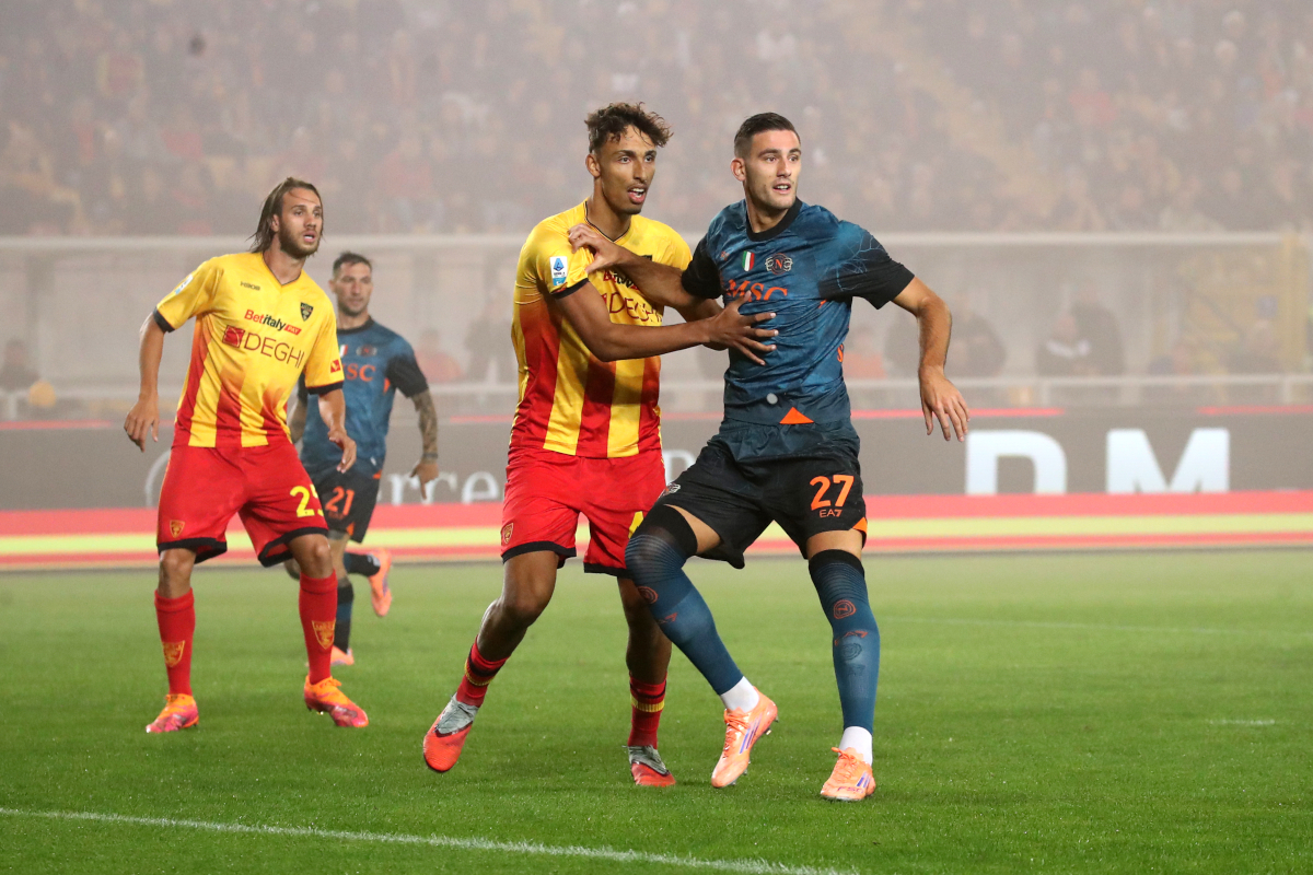 LECCE, ITALY - OCTOBER 28: Tiago Gabriel of US Lecce competes for the ball with Lorenzo Lucca of SSC Napoli during the Serie A match between US Lecce and SSC Napoli at Stadio Via del Mare on October 28, 2025 in Lecce, Italy. (Photo by Maurizio Lagana/Getty Images)