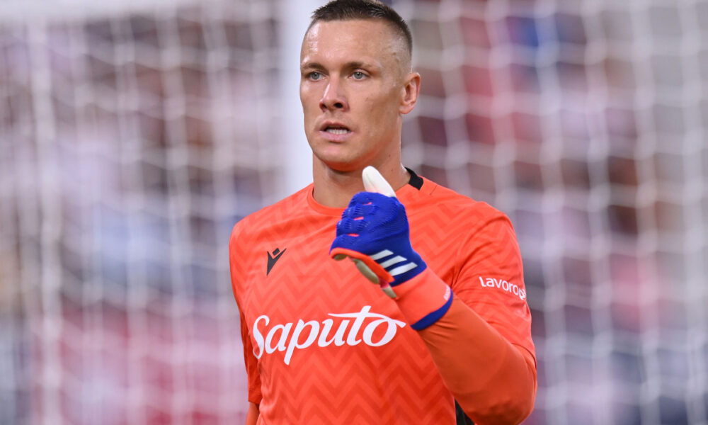 BOLOGNA, ITALY - AUGUST 18: Lukasz Skorupski of Bologna gestures during the Serie A match between Bologna and Udinese at Stadio Renato Dall'Ara on August 18, 2024 in Bologna, Italy. (Photo by Alessandro Sabattini/Getty Images)