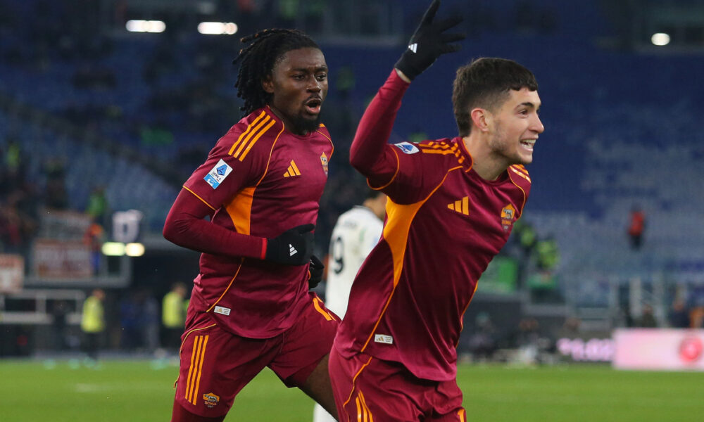 ROME, ITALY - JANUARY 10: Manu Kone with his teammates of AS Roma celebrates after scoring the opening goal during the Serie A match between AS Roma and US Sassuolo Calcio at Stadio Olimpico on January 10, 2026 in Rome, Italy. (Photo by Paolo Bruno/Getty Images)