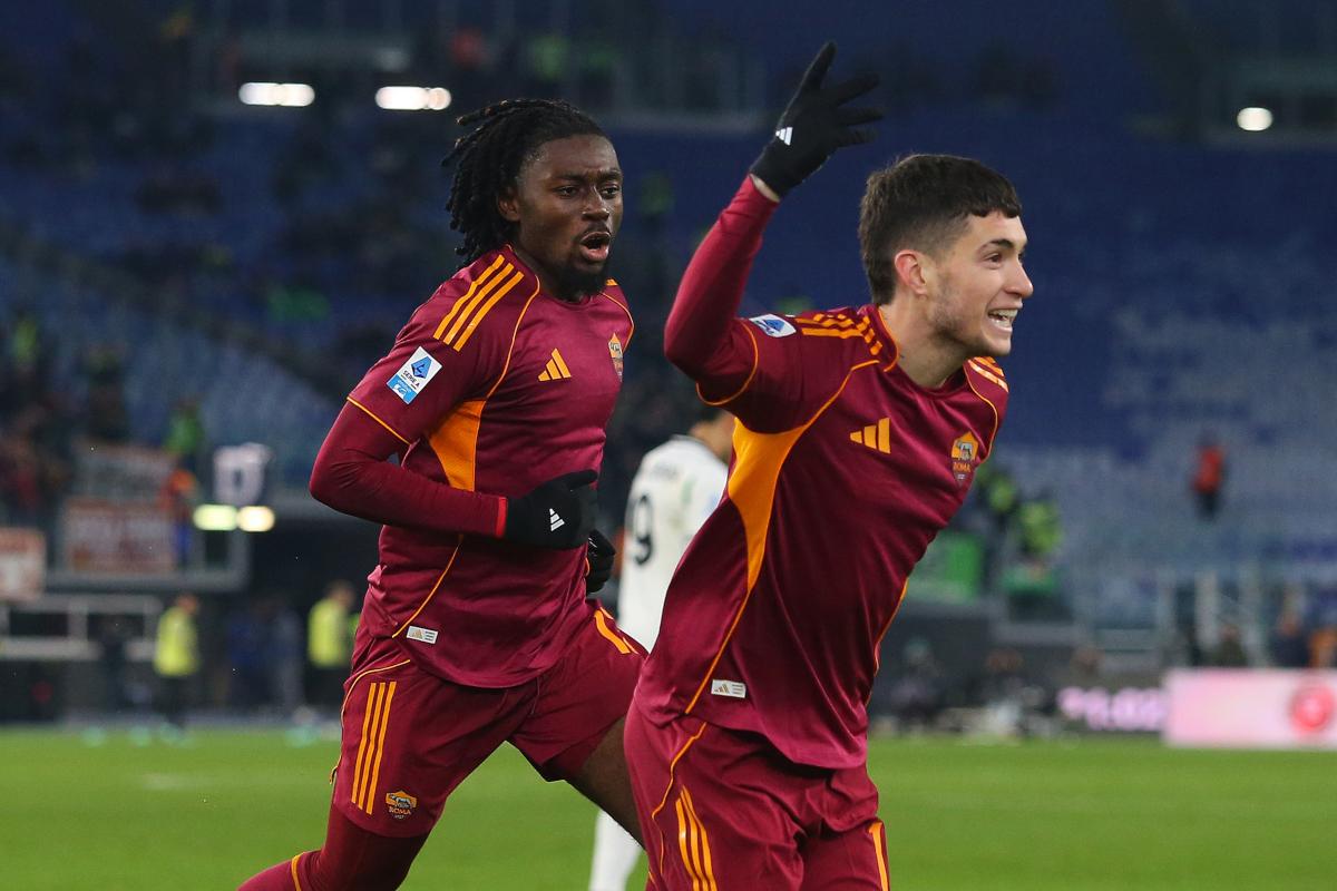 ROME, ITALY - JANUARY 10: Manu Kone with his teammates of AS Roma celebrates after scoring the opening goal during the Serie A match between AS Roma and US Sassuolo Calcio at Stadio Olimpico on January 10, 2026 in Rome, Italy. (Photo by Paolo Bruno/Getty Images)