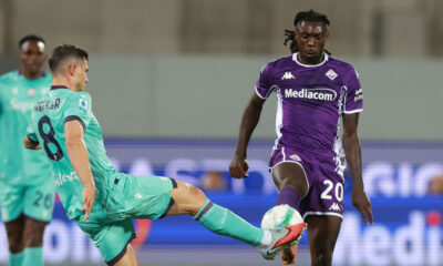 FLORENCE, ITALY - OCTOBER 26: Remo Freuler of Bologna FC 1909 in action against Moise Kean of ACF Fiorentina during the Serie A match between ACF Fiorentina and Bologna FC 1909 at Artemio Franchi on October 26, 2025 in Florence, Italy. (Photo by Gabriele Maltinti/Getty Images)