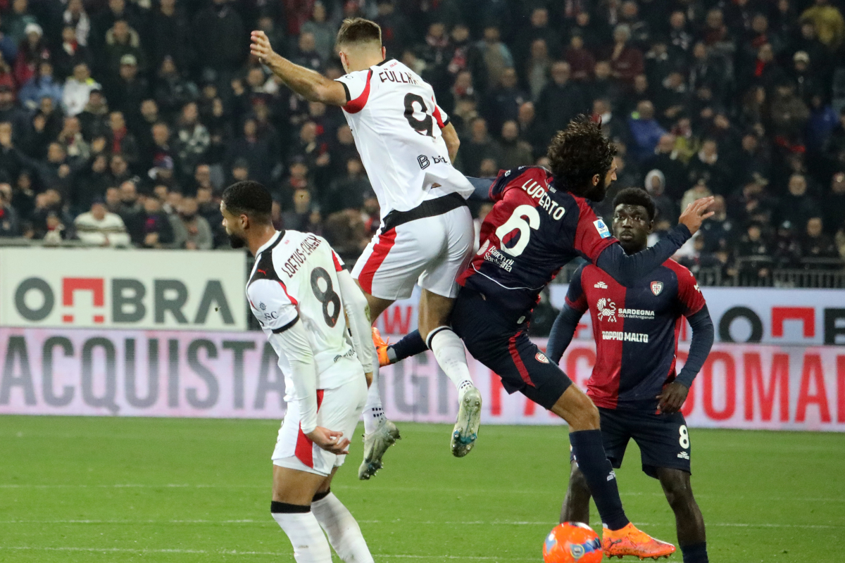 CAGLIARI, ITALY - JANUARY 02: Sebastiano Luperto of Cagliari and Niclas Füllkrug of Milan clash during the Serie A match between Cagliari Calcio and AC Milan at Stadio Sant