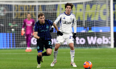 MILAN, ITALY - DECEMBER 06: Nicolo Barella of FC Internazionale Milano battles for possession with Maximo Perrone of Como 1907 during the Serie A match between FC Internazionale and Como 1907 at Giuseppe Meazza Stadium on December 06, 2025 in Milan, Italy. (Photo by Marco Luzzani/Getty Images)