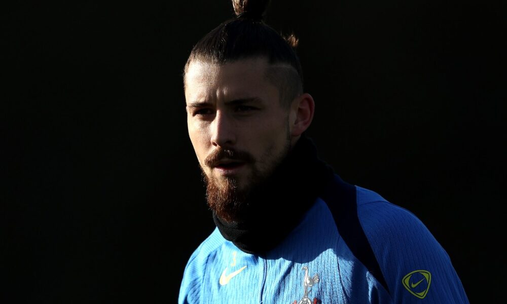Radu Dragusin in training with Tottenham